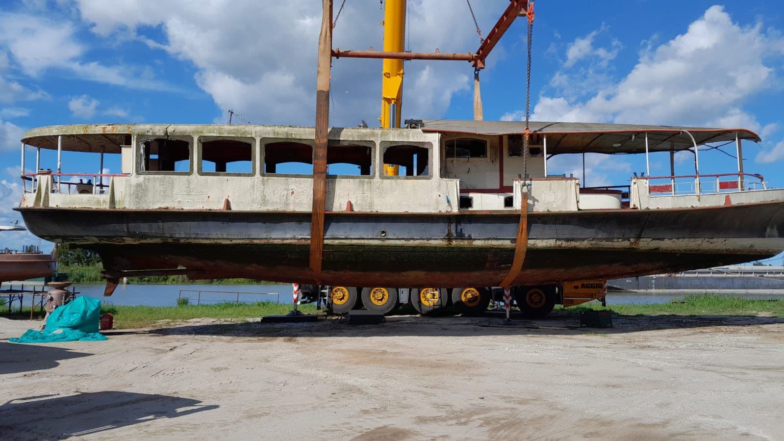 Rimozione e smaltimento di natante abbandonato sul Naviglio del Brenta